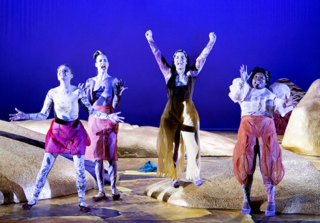 Liebe / Eine argumentative Übung – Staatstheater Hannover – Julia Wissert inszeniert Sivan Ben-Yishais befreiende weibliche Selbstbeschimpfung mit vervierfachter Protagonistin