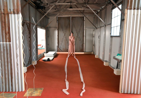 Liebe. Eine argumentative Übung – Schauspielhaus Bochum – Ein Solo nach einem Text von Sivan Ben Yishai eröffnet den Spielort WeltHütte