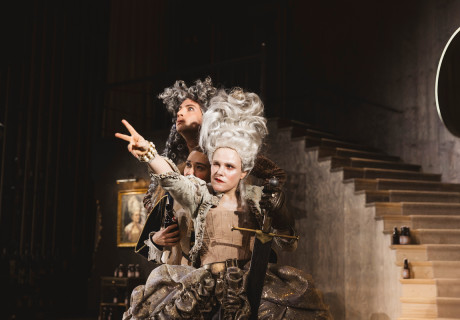 Der Liebling – Deutsches Theater Berlin – Anita Vulesica inszeniert eine CEO-Satire von Svenja Viola Bungarten