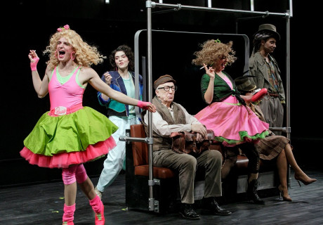 Linie 1 – Grips Theater Berlin – Tim Egloff renoviert die Uraufführung von Volker Ludwigs Über-Klassiker vom harten Leben im Berlin der 1980er