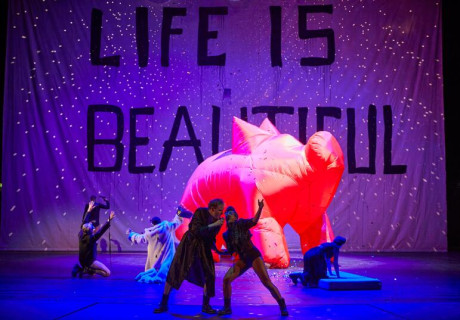 Lola – Stadttheater Ingolstadt – Mareike Mikat knöpft sich mit Fassbinders Filmklassiker die Männergesellschaft der jungen BRD vor