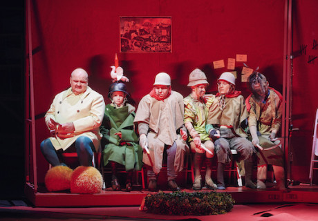 Die Verurteilung des Lukullus – Staatsoper Stuttgart – Als Hieronymus Bosch-artiges Wimmelbild bringt das Musiktheaterkollektiv Hauen und Stechen die Oper von Bert Brecht und Paul Dessau erstmals in Stuttgart auf die Bühne