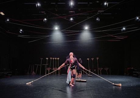 Magic Maids | Pas Moi | Deeper – Festival Theaterformen – Horizont erweiternde Arbeiten von Eisa Jocson und Venuri Perer, Diana Anselmo und Gosia Wdowik