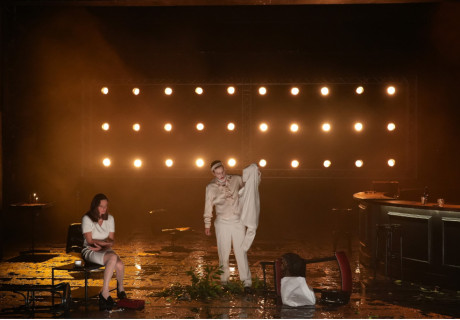 Die Masken des Teufels – Staatstheater Wiesbaden – Johannes Leppers deutschsprachige Erstaufführung von David Mamets antirealistischem Drama als erfrischend-altmodisches Ensemble-Stück