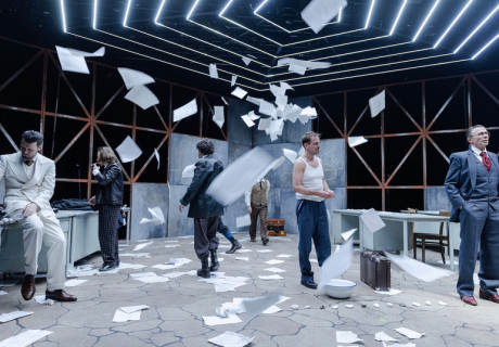 Manhattan Project – Theater Regensburg – Joanna Lewicka fragt mit Stefano Massinis Text nach der Verantwortung der Wissenschaft 