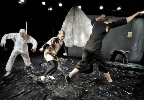 Manoka Express – Theater Krefeld und Mönchengladbach – Martin Ambara verwebt koloniale Geschichte und religiöse Mythen Kameruns zu einem assoziativen (Schau-)Spiel