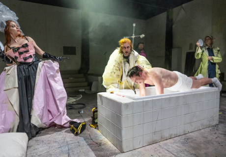 Marat/Sade – Residenztheater München – Claudia Bossard inszeniert Peter Weiss als Wimmelbild einer gelähmten Gesellschaft 