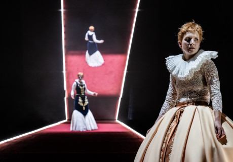 Maria Stuart – Münchner Residenztheater – Nora Schlocker und Alexander Eisenach betonen in ihrer Inszenierung die Ähnlichkeit der Herrscherinnen-Positionen