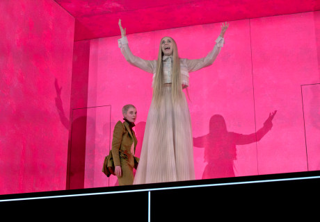 Maria Stuart – Deutsches Theater Berlin – Anne Lenk gewinnt Schillers Trauerspiel komische Züge ab