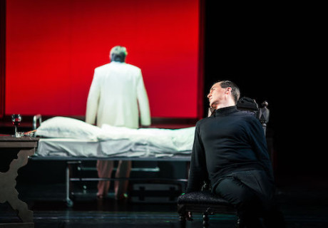 Masse Mensch Macht – Stephan Kaluza probiert in Coburg als Autor und Regisseur seines Stücks 