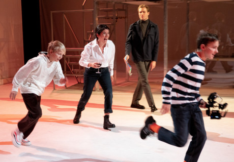 Medea – Theater Freiburg – Kamile Gudmonaite inszeniert Simon Stones Antiken-Aktualisierung als Familienhölle mit Videobeweis