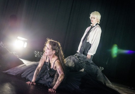 Medea – Schauspiel Köln – Robert Borgmann lädt Hans Henny Jahnn mit der Bilderwelt von Andrei Tarkowski auf