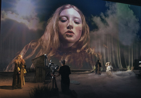 Medea's Kinderen – Wiener Festwochen – Milo Rau lässt den antiken Mythos von einem Kinder-Ensemble spielen