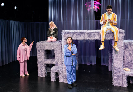 Meine Hölle (Моє пекло) – Theater Heidelberg – Oksana Savchenkos Auftragsstück zeigt die Realität ukrainischer Geflüchteter in Deutschland  