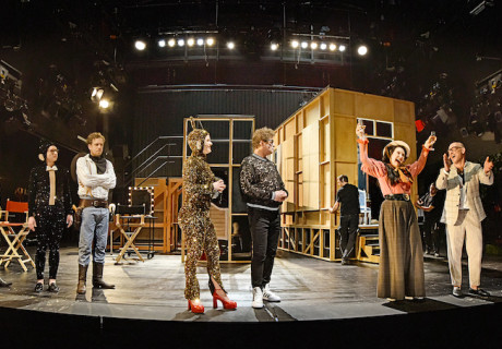 Der Menschenfeind – Staatstheater Mainz – Jan Friedrich versetzt Molières Misanthropen an ein Filmset 