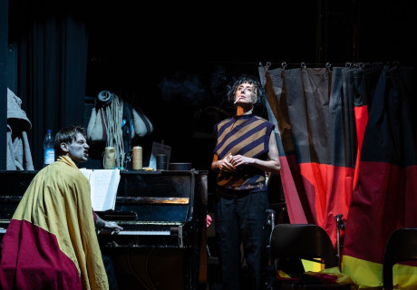 Man muss sich Mephisto als einen glück­lichen Menschen vorstellen – Düsseldorfer Schauspielhaus – Die Uraufführung des auf Klaus Manns Roman basierenden Stücks von Jan Bonny und Jan Eichberg