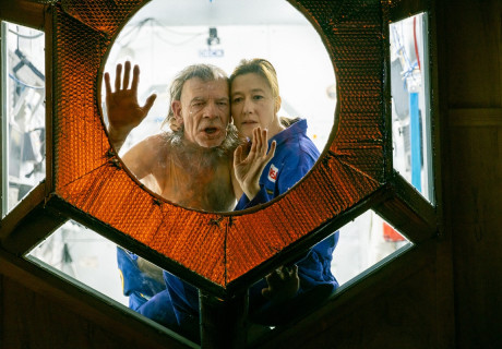 Method – Volksbühne Berlin – Kata Wéber und Kornél Mundruczó richten ein Body-Horror-Splatter-Schlachtfest auf der Raumstation an