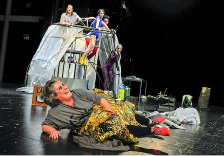 Mit freundlichen Grüßen Eure Pandora – Laura Naumanns popfeministischer Rundumschlag von Babett Grube in Dresden uraufgeführt