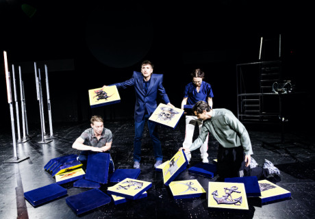 Möchte die Witwe angesprochen werden ... – Theater Freiburg – Jessica Glause bringt Saša Stanišićs Geschichten vom Wurzelnschlagen in der Entwurzelung auf die Bühne