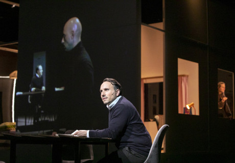 Mölln 92/22 – Schauspiel Köln – David Nuran Calis und sein Ensemble gedenken der Opfer rassistischer Anschläge kurz nach der deutschen Wiedervereinigung