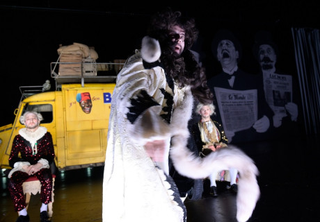 Molière. Ich bin ein Dämon, Fleisch geworden und als Mensch verkleidet – Schauspiel Köln – Frank Castorfs widmet seinen neuen Abend Molières Wandertheater 