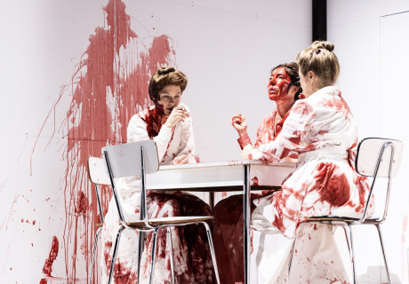 Monique bricht aus – Staatstheater Wiesbaden – Sara Ostertag eröffnet die Biennale mit einem Stoff von Édouard Louis 