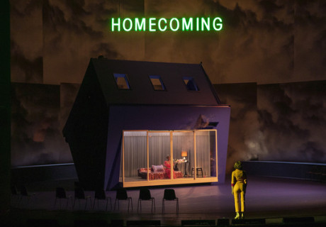 Mourning becomes Electra – Volksbühne Berlin – Eugene O'Neills Familiendrama nach antikem Tragödienzuschnitt wird bei Pınar Karabulut zur imposanten Volksbühnen-Horrorshow