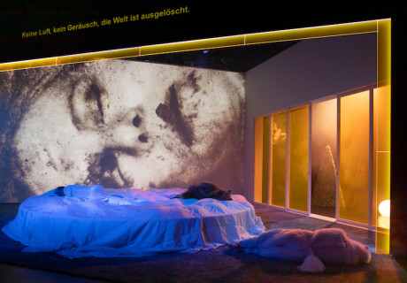 The Mushroom Queen  – Schauspielhaus Hamburg – Marie Schleef nutzt Liz Ziemskas schräge Kurzgeschichte für einen Fantasy-Angriff auf menschliche Beziehungsmuster