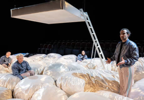 Muskeln aus Plastik – Theater Münster – Jakob Weiss bringt Kay Matters autofiktionales Buch auf die Bühne