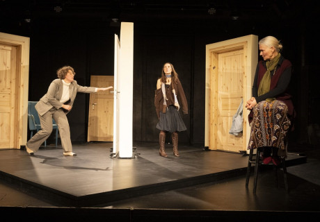 Muttersprache Mameloschn – WLB Esslingen – Alexander Vaasen inszeniert Sasha Marianna Salzmanns Familienstück