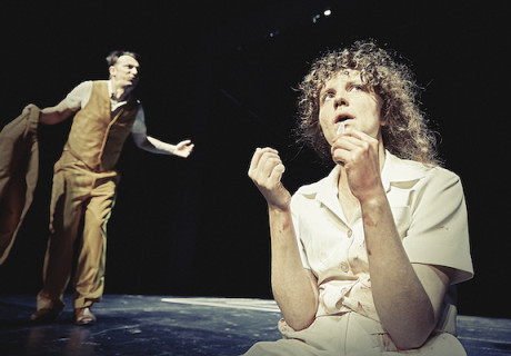 Mysterien – Schauspielhaus Bochum – Johan Simons entdeckt in der Hauptfigur von Knut Hamsuns Roman einen Typus für die Gegenwart