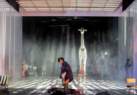 Müller : Eine Chronik in sechs Jahrzehnten – Mecklenburgisches Staatstheater Schwerin – Sascha Hawemann inszeniert einen anregenden Ritt durch die Textlandschaften des großen Autors und Dramatikers 