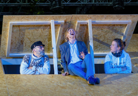 Es ist noch nicht soweit – Festival Theaternatur Harz – Sören Hornungs Stück übers Sandmännchens dramatische Ost-West-Geschichte von Janek Liebetruth uraufgeführt 