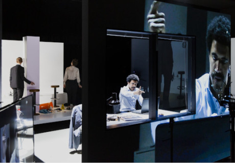 NSU 2.0. – Schauspiel Frankfurt – Nuran David Calis warnt in seinem Theaterfilm vor Selbsttäuschung in Sachen Gefahr von rechts