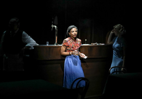 Nach Mitternacht – Residenztheater München – Cosmea Spelleken inszeniert den Roman von Irmgard Keun