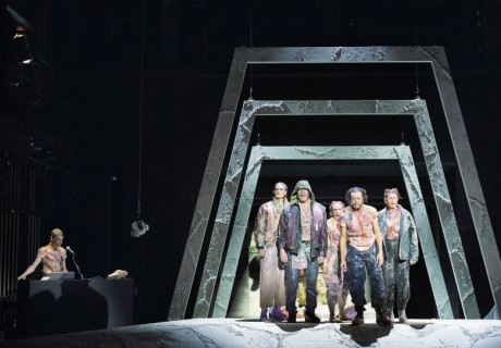 Wir sind nach dem Sturm – Staatstheater Hannover – Marie Bues urinszeniert sich durch Kevin Rittbergers anregenden Gedanken-Zettelkasten 