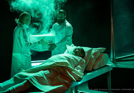 Nacht / Noc – Uckermärkische Bühnen Schwedt – Jan Jochymski inszeniert einen Abend über deutsch-polnische Vorurteile 