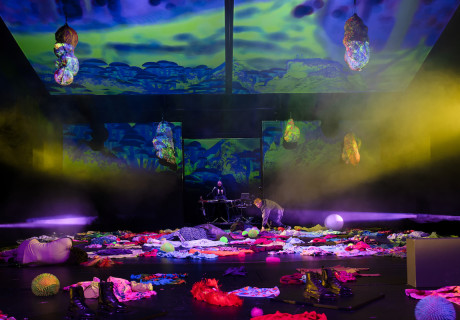 Neometropolis – Stadttheater Gießen – Thomas Krupa inszeniert Pat To Yans dystopisches Scifi-Märchen