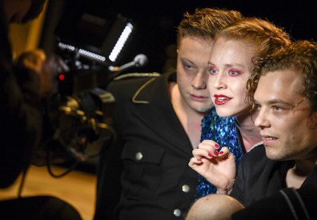 9 Tage wach – Sebastian Klink taucht am Staatsschauspiel Dresden den autobiographischen Drogenbericht von Eric Stehfest in halluzinogene Bilder