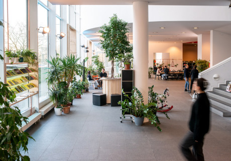 Offene Foyers – Immer mehr Theater im deutschsprachigen Raum öffnen auch tagsüber