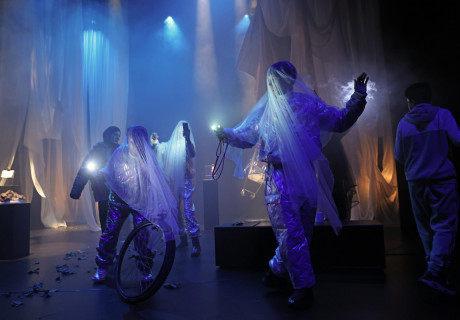 News from Beyond – HAU Berlin – Gob Squad schicken Nachrichten ins Jenseits 