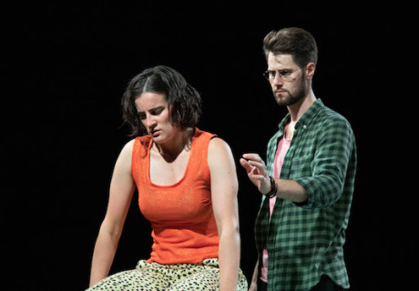 Nichts, was uns passiert – Stadttheater Gießen – Sandra Strunz inszeniert Bettina Wilperts Roman als konzentrierte Zwei-Personen-Befragung