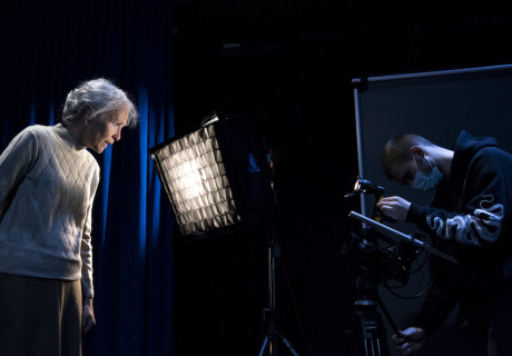 Niemand wartet auf dich – Residenztheater München – Daniela Kranz inszeniert einen Lot-Vekemans-Abend mit Juliane Köhler auf Zoom