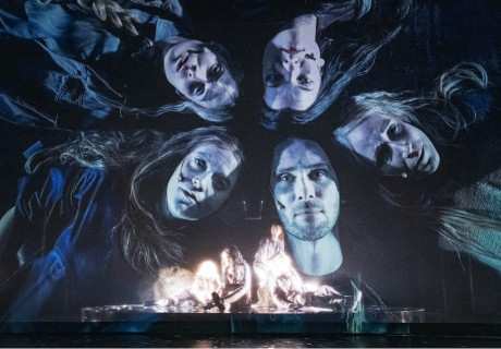 no shame in hope (eine Jogginghose ist ja kein Schicksal) – Theater Konstanz – Simone Geyer inszeniert Svealena Kutschkes Geschichts- und Aufarbeitungs-Stück