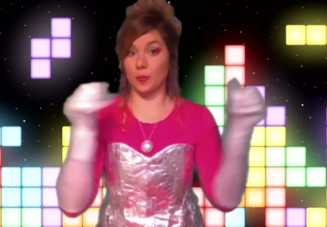 No Limit – Sophiensaele Berlin – Angela Alves lässt nichtbehinderte Gäste ihrer kreischbunten Zoom-Performance spüren, wie es ist, nicht gemeint zu sein