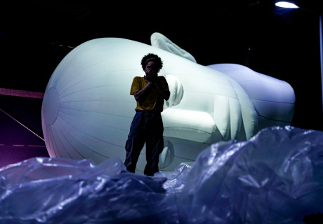 Noise. Das Rauschen der Menge  – Schauspielhaus Bochum – Gina Haller rockt Manuela Infantes Uraufführung ihres ungewöhnlichen Stücks über eine Schülerrevolte in Chile