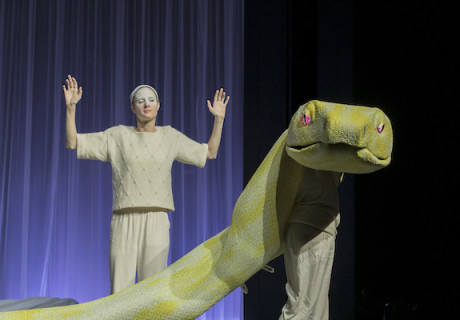 NOORRRRAAAAAAAA – Maxim Gorki Theater Berlin – Leonie Böhm macht aus Ibsens Dramenklassiker eine utopische Paar-Performance 