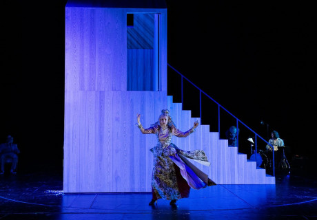 Nora. Ein Thriller – Theater Heidelberg – Jana Vetten inszeniert den von Sivan Ben Yishai, Gerhild Steinbuch und Ivna Žic ergänzten Klassiker