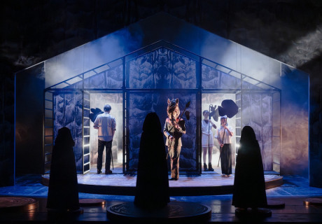 Über die Notwendigkeit, dass ein See verschwindet – Hessisches Staatstheater Wiesbaden – Theresa Thomasberger inszeniert Anna Neatas Stück als düsteren Totentanz 