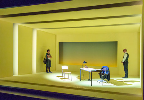 Oleanna – Katharina Kreuzhages knackiger Saisonauftakt mit David Mamets frühem MeToo-Stück